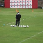 Colaboradores desinfectan todos los implementos antes del entrenamiento.