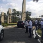 Simpatizantes y amigos de Carlos Luis Morales en las afueras del cementerio.