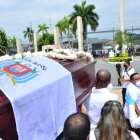 Ataúd donde están los restos de Carlos Luis Morales recorre las afueras del cementerio.