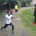 Ángela Tenorio, Anahí Suárez y Álex Quiñónez realizan reacondicionamiento físico bajo la supervisión del entrenador Nelson Gutiérrez y de la fisioterapeuta Caridad Martínez.