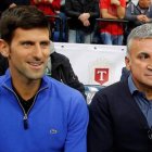 Novak Djokovic (i) y su padre Srdjan Djokovic, durante una exhibición de tenis tiempo atrás.
