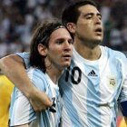 Lionel Messi (i) y Juan Román Riquelme son considerados entre los mejores de la historia del fútbol argentino.
