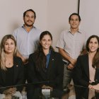 Victoria, Valeria, Melissa, Andrés y Roberto están en distintas áreas.