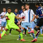 El defensa argenitno Jose Luis Palomino (R) anota el gol de la victoria para el Atalanta ante la marca de Felipe Caicedo