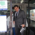 Protección. Harrison Salcedo, defensor de Jorge Glas, con los implementos de bioseguridad en sus manos.