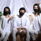 Bella Fu, Renkai Yin y Minyen Lee posan para la cámara de Expresiones.