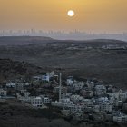 CISJORDANIA. Así se muestra el asentamiento israelí de Naale, al noroeste de la ciudad palestina de Ramallah muestra el horizonte de la ciudad costera de Tel Aviv.