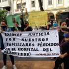 Hecho. Hace unos minutos, en los exteriores de la Fiscalía en Guayaquil, hubo un plantón de los familiares que no han podido hallar los cuerpos de los fallecidos.