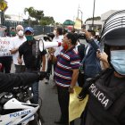 Los manifestantes se apostaron en los exteriores de la Universidad de Guayaquil. Miembros de la Policía intrevinieron.