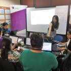 Zulemma Bazurto, magister en Estadística, durante un curso de programación con software libre.