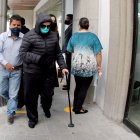 Diligencia. Con ayuda de un bastón y el soporte de una persona llegó a la Corte la exasambleísta Norma Vallejo.