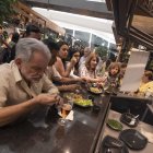 Ciudadanos visitan el Mercado del Rió en su inauguración en 2018.
