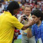 Diego Armando Maradona (d) y Ronaldinho, una dupla que se podría unir en Gimnasia y Esgrima de La Plata.