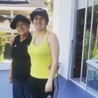 Carla Heredia y su mamá, Alicia, hacen deporte juntas en casa.