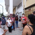 Xavier Zurita conversando con un grupo de moradores sobre el bienestar del barrio.
