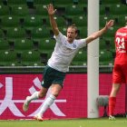 Niclas Füllkrug celebra el tercer gol en la victoria que le sirvió al Bremen para quedarse un tiempo más en la Bundesliga.