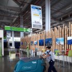 Una trabajadora del aeropuerto de Baltra realiza trabajos de limpieza y desinfección, ante la inminente reapertura.