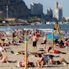 Los españoles aprovecharon su primer fin de semana de libertad absoluta tras el confinamiento. Vista general de la playa del Postiguet.