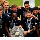Los jugadores del Arminia Bielefeld celebran con el trofeo de la Bundesliga 2, que les da el paso a la primera división
