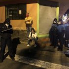 el aislamiento social no se respeta para beber en las calles de Quito