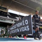 Los jugadores de Botafogo saltaron a la cancha con un cartel refiriéndose a los protocolos y a salvar vidas