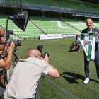 Arjen Robben durante la sesión de fútbol para anunciar el retorno al equipo de sus amores.