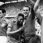 El joven Pelé (c) llora de la emoción luego de haberse proclamado campeón mundial por primera vez en la historia.
