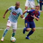 El volante brasileño Arthur (d) fue traspasado a la Juventus pero seguirá con el Barcelona hasta el final de la temporada.