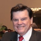 Roberto Bitar fue profesor del colegio San José La Salle, de Guayaquil, por 41 años. Se retiró en 2003.