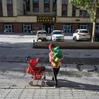 Una mujer pasea con un bebé por el barrio uigur de la ciudad china de Aksu, en la región de Xinjiang, en de septiembre de 2019-