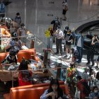 HONG KONG. Manifestantes en favor de la democracia participan este martes en una manifestación en un centro comercial.