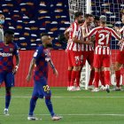 Los jugadores culés no ocultaron su frustración tras el amargo empate.