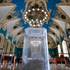 MOSCÚ. Un votante,con máscara facial y guantes, camina hacia una urna para emitir su voto en un colegio electoral de la estación de ferrocarril de Kazansky.