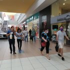 Una persona camina al interior de un centro comercial de Guayaquil, sin usar mascarilla.