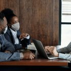 No tomar distanciamiento durante las reuniones de trabajo son parte de los errores.