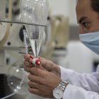 CAIRO. Un investigador de la empresa farmacéutica Eva Pharma, que elabora el remdesivir.