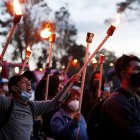 Cientos de personas hicieron este martes una marcha y un plantón a los que asistieron estudiantes, transportadores y gente del común que reunió motivos para protestar, como la falta de ayudas del Gobierno del presidente Iván Duque durante la pandemia COVID-19, el asesinato sistemático de líderes sociales y la violación de una niña indígena embera por parte de siete soldados colombianos.