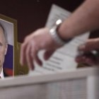 MOSCÚ. Un hombre deposita la papeleta durante la votación nacional sobre las enmiendas a la Constitución rusa en un colegio electoral en Podolsk, en las afueras de la capital rusa.