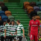 Gonzalo Plata es felicitado por sus compañeros tras anotar el segundo gol del Sporting