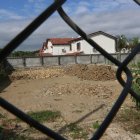 Hecho. El centro de acopio está ubicado a escasos metros de las viviendas. Ellos piden reubicarlo en otro espacio.