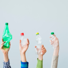 Invita a personas a aprender a hacer cambios pequeños en sus estilos de vida, como rechazar plásticos de un solo uso.