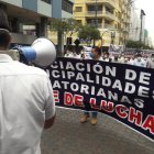 Hecho. La protesta se dio hace unos minutos en Guayaquil. Participaron los alcaldes de  Guayas, Los Ríos, Santa Elena, Bolívar y Galápagos.