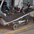 Los mecánicos de la escudería Mercedes trabajan reducidos previo al Gran Premio de Austria de este fin de semana que da inicio al Mundial.