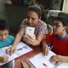 En la cooperativa Sergio Toral, del noroeste de Guayaquil, Melba Alvarado comparte su teléfono entre sus tres hijos para que estos se conecten con sus maestros.