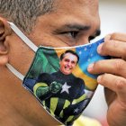 Un seguidor de Bolsonaro porta una mascarilla en la que el rostro del presidente de Brasil aparece con el cuerpo del personaje "Capitán América".