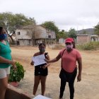 La profesora Rocío Ureta entrega las fichas pedagógicas a uno de sus alumnos en la zona rural de Sucre, Manabí.