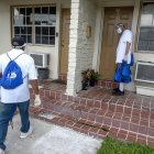 MIAMI. El condado de Miami-Dade formó un equipo de respuesta estratégica para ayudar a aplanar la curva del coronavirus en zonas críticas. Varios voluntarios entregan kits de seguridad sanitaria.