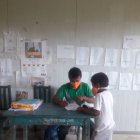 Aprovechando la visita a la escuela Misael Nastacua para la entrega de fichas impresas, el profesor Juan Herrera absuelve las dudas de un alumno.