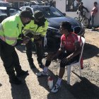 El ciclista colombiano fue atendido por las autoridades luego del susto.