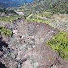 La imagen facilitada por el Ing. Jorge Sevilla muestra cómo la erosión regresiva del río Coca va formando un cañón ancho y profundo que amenaza a la vía paralela.